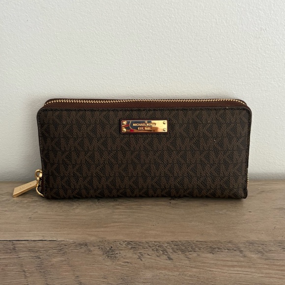 Michael Kors Signature Monogram Brown Zip Wristlet Wallet - Picture 1 of 6